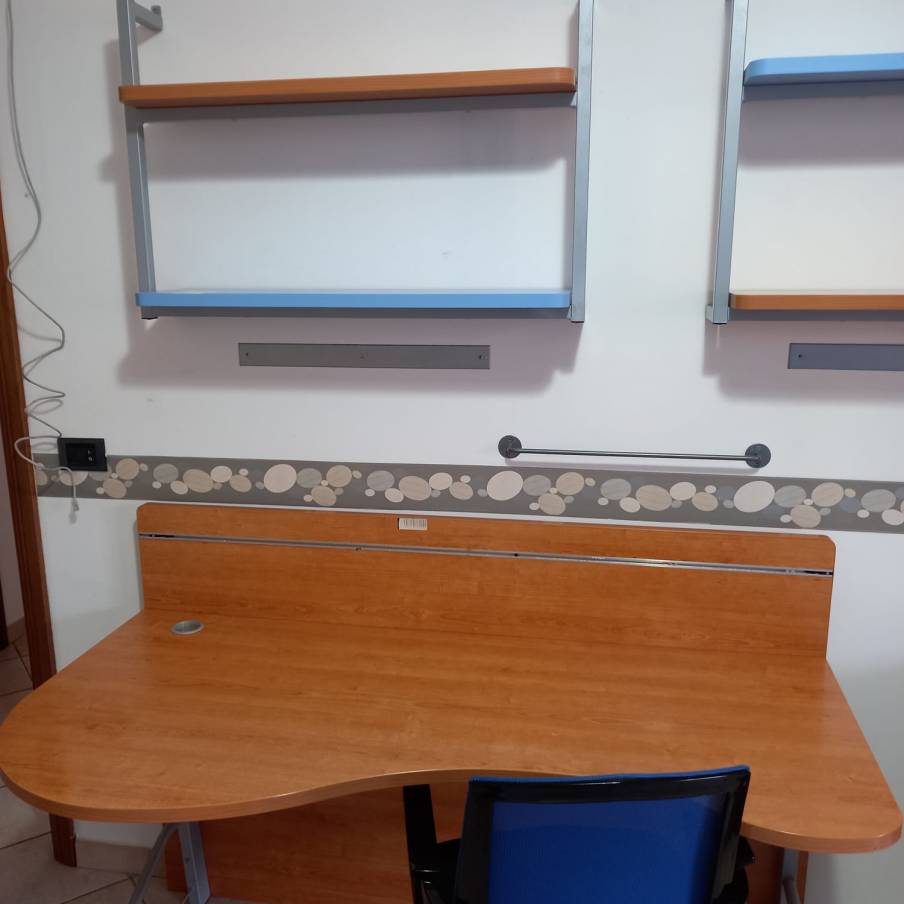 Camera da letto completa di scrivania in ottime condizioni  € 700,00