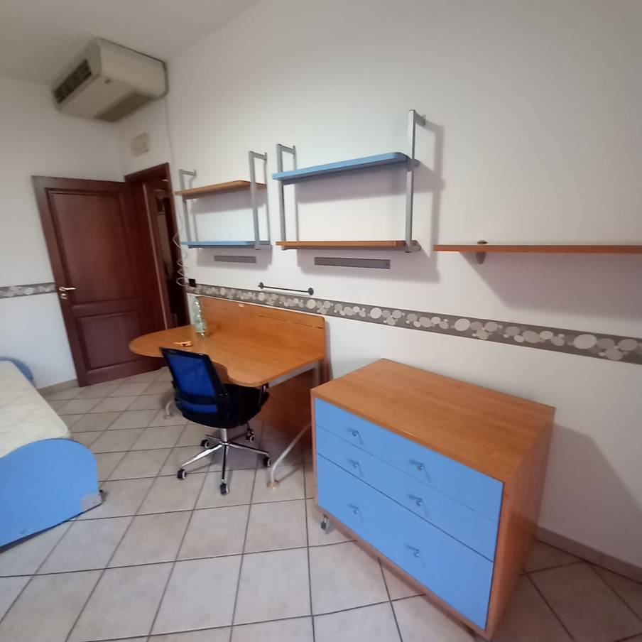Camera da letto completa di scrivania in ottime condizioni  € 700,00